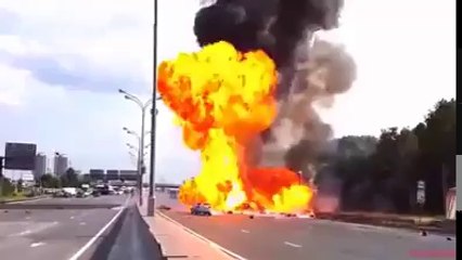 سلنڈروں سے بھرا ٹرک حادثے کا شکار ہوگیا اور دیکھتے ہی دیکھتے سارے سلنڈرز باری باری پھٹنے لگے