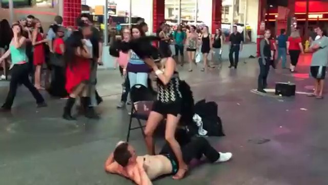 Un homme qui se fait pisser dessus