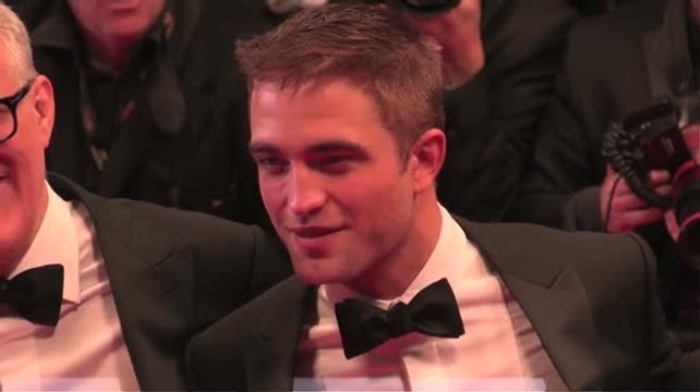 Robert Pattinson dice que tiene que probar ciertas cosas como actor