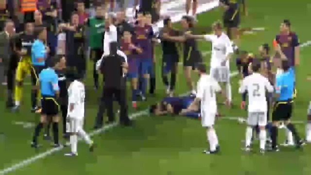 Pisotón de Mourinho a Cesc Fabregas