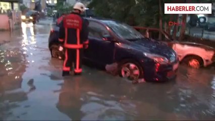 Halı Saha Su Altında Kalınca Binanın Üstüne Çıktılar