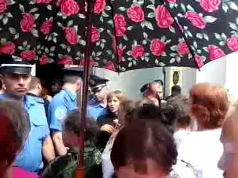 29.05.14 - Киев. около Верховной Рады. Началось народный бунт против АТО. Хунта, пакуй чемоданы...