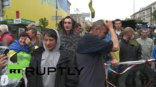 Ukraine Maidan activists set barricades alight in Kiev