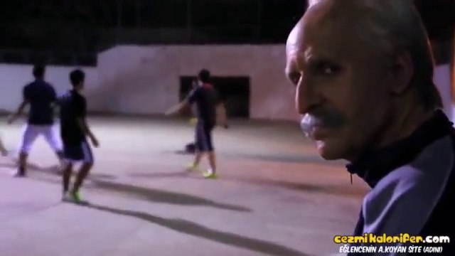 Futbol Sihirbazı S.Garnier'in Yaşlı Adam Kılığına Girip Milleti Trollemesi