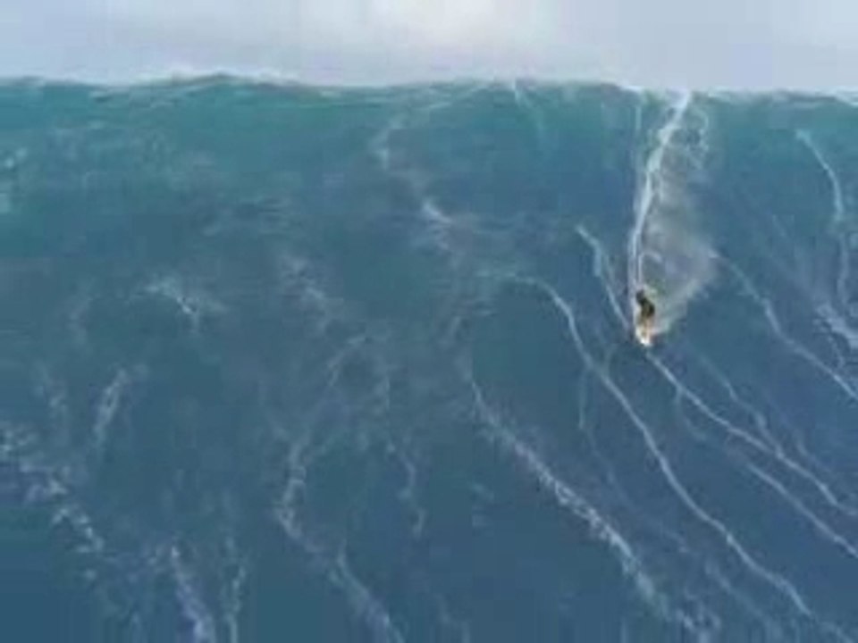 Du surf sur une vague énorme