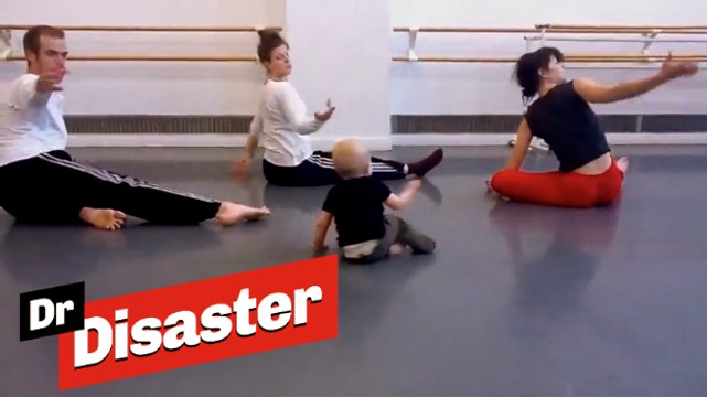 Des danseurs professionnels imitent la danse d'un bébé / Dr Disaster