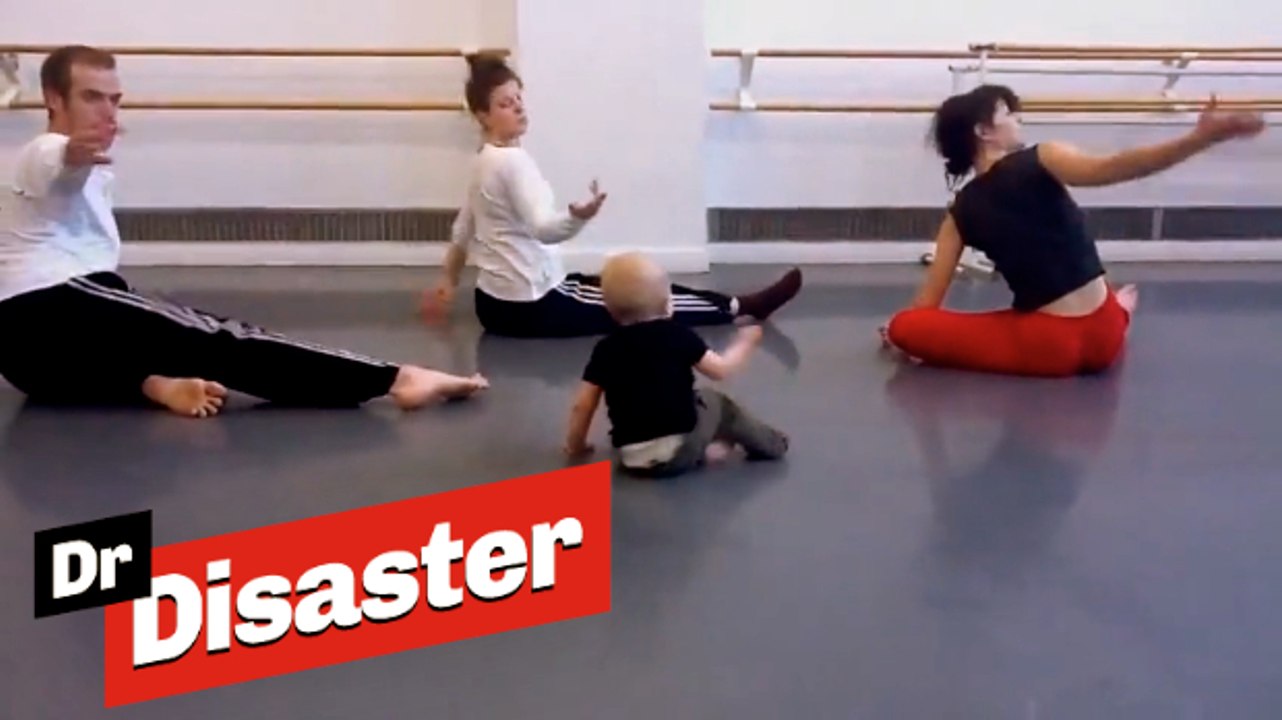 Des danseurs professionnels imitent la danse d'un bébé / Dr Disaster