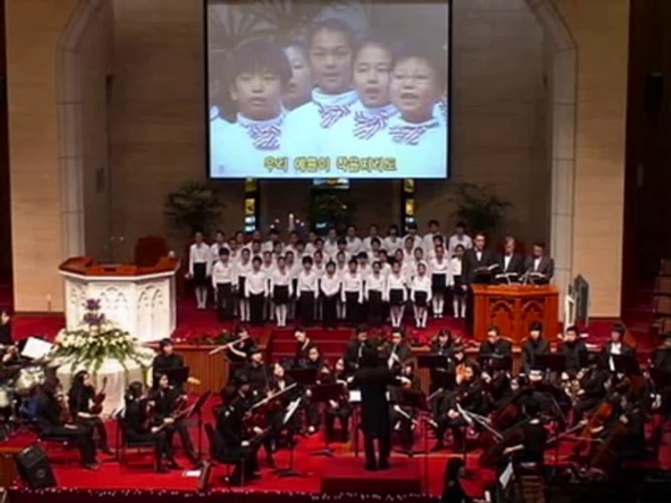 The worst Childrens orchestra playing "2001- A space odyssey" theme song!