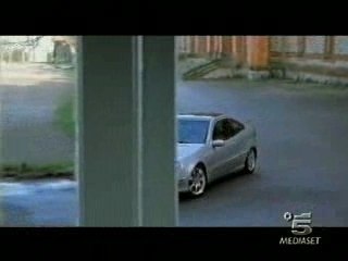 Pubblicità Mercedes modificata