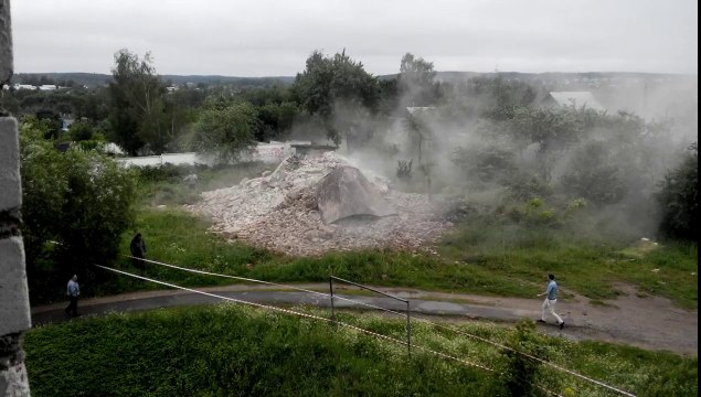 Des tarés détruisent une tour avec un marteau-piqueur!