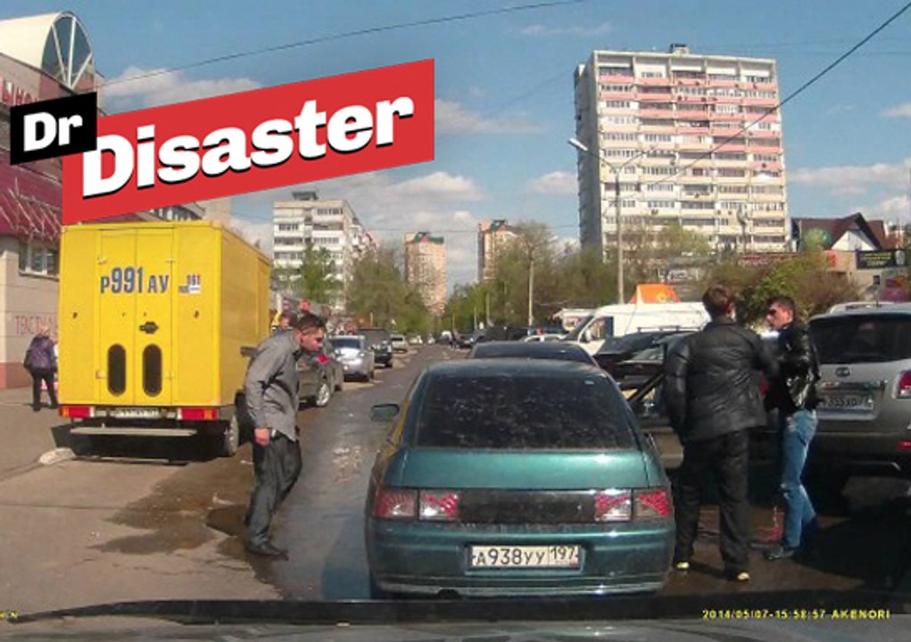 Deux russes se vengent après avoir été attaqués / Dr Disaster
