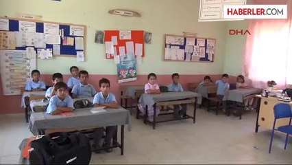 Cezasını Okul Duvarı Yaparak Çekiyor