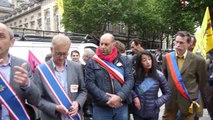 Manifestation à Paris pour la libération des 5 mis en garde à vue pour le démontage de la ferme usine des 1000 vaches