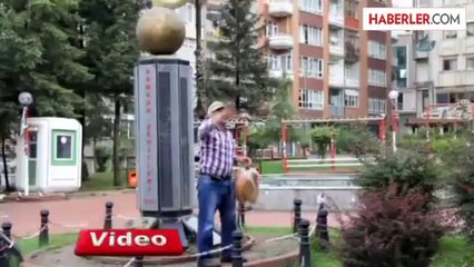 Karga, Yavrusu Ağaçtan Düşünce Vatandaşa Saldırdı