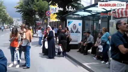 Descargar video: Şişli Osmanbey'de Yol Kenarında Bulunan Bir Kutu Şüpheli Görülünce Bomba İmha Uzmanlarınca Fünye...