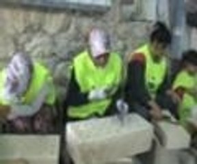 Taşı dantel gibi işleyen kadınlar