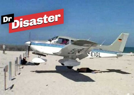 Un vacancier inconscient manque de se faire écraser par un avion / Dr Disaster