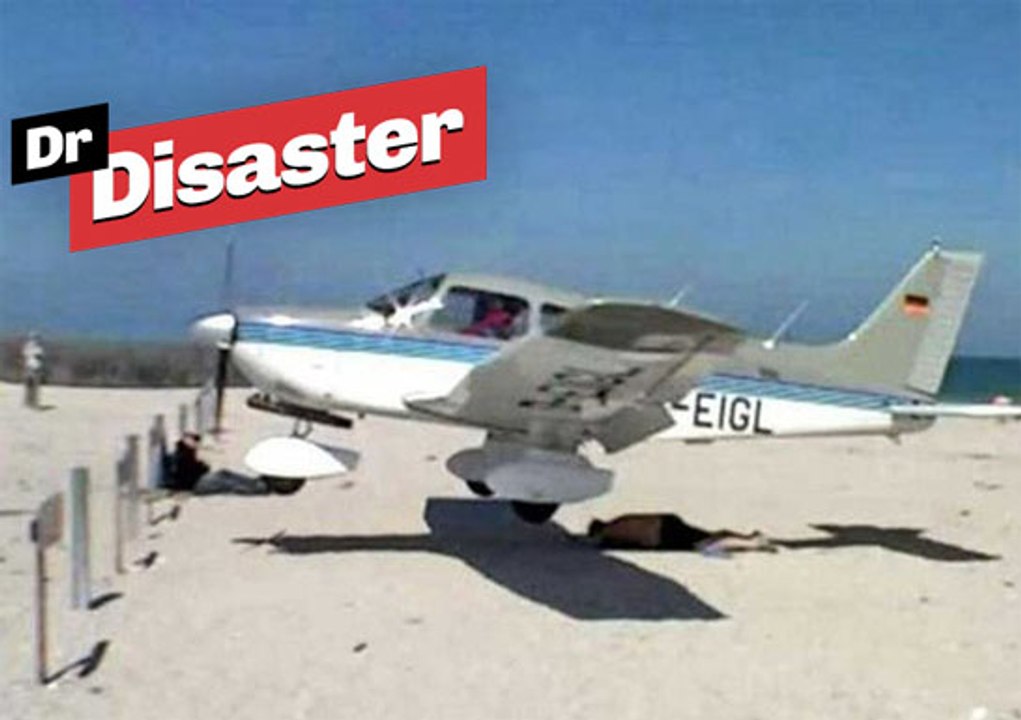 Un vacancier inconscient manque de se faire écraser par un avion / Dr Disaster