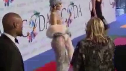 Rihanna presque nue dans une robe transparente