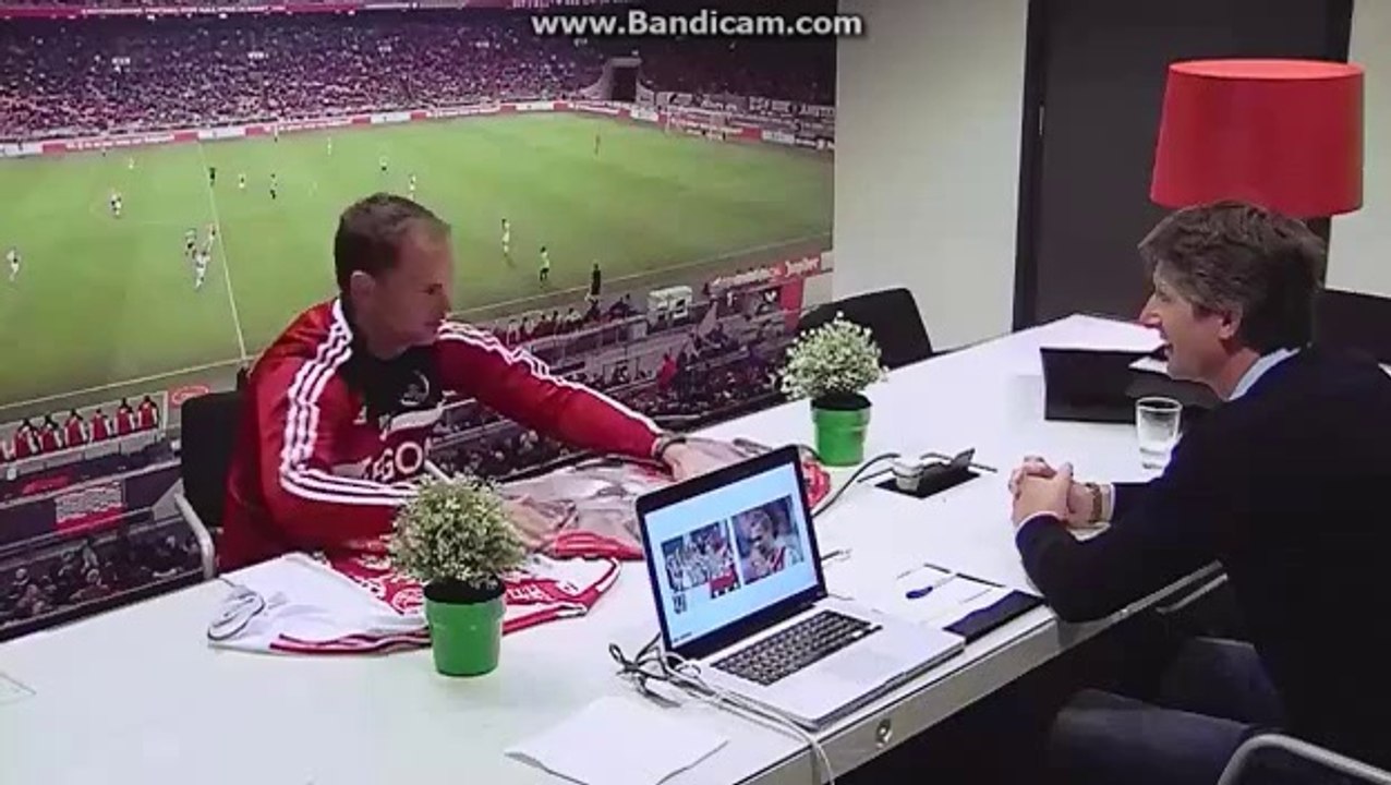 Ajax'tan futbolcularına forma şakası