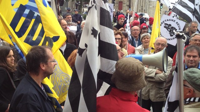 Les Bonnets Rouge chantent l'hymne breton