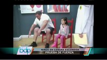 VIDEO: Niños sorprenden al 'vencer' a sujeto con diez veces su peso