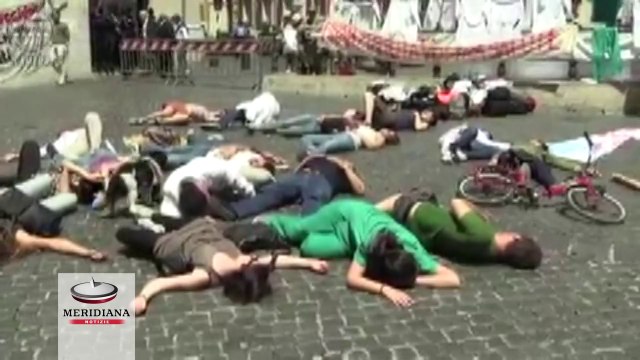 Flash mob giovani medici davanti Montecitorio, chiediamo il dirtitto di esercitare la professione