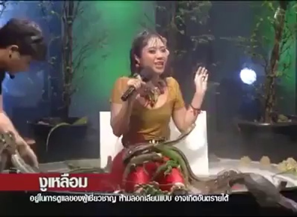 Hahaha what a style of Singing !!!