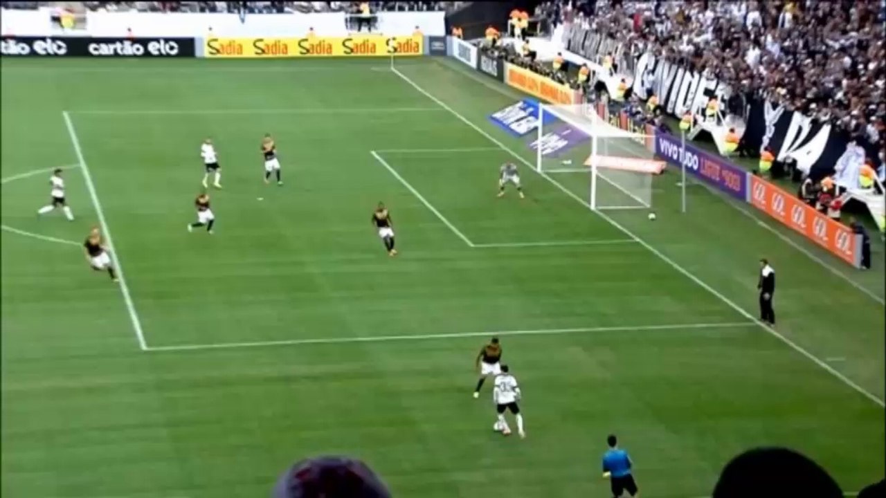 Brasileiro: Künstler-Tor auf WM-Baustelle