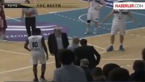 Basketbol Antrenörü Vujosevic, Oyuncusunun Boğazını Sıktı