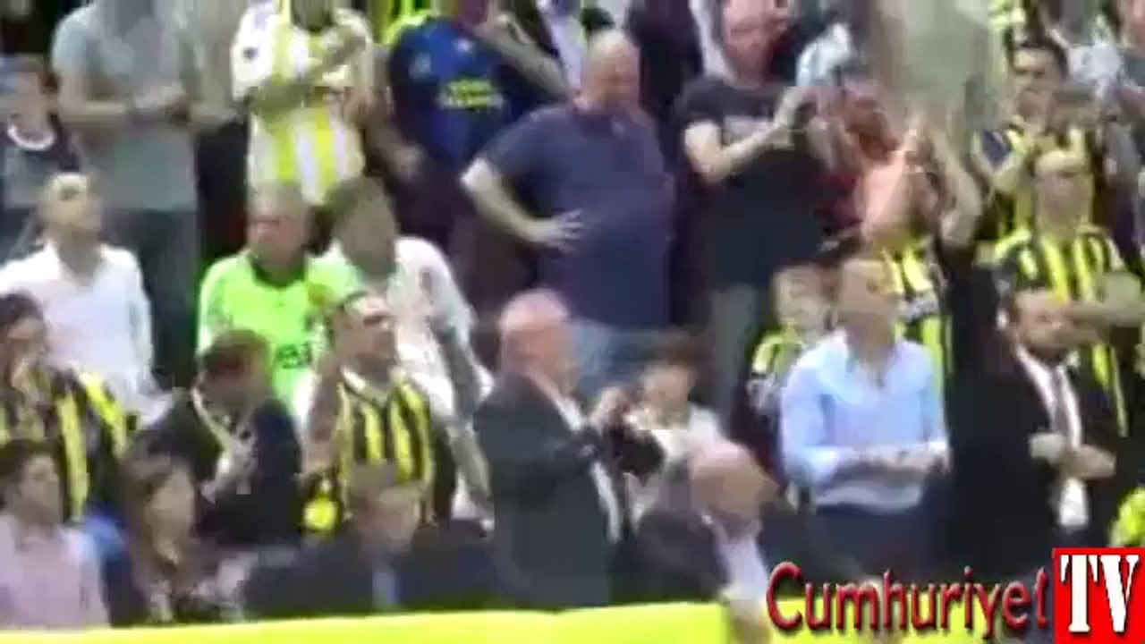 Aziz Yıldırım ve taraftarları: Ali İsmail Korkmaz, Fenerbahçe Yıkılmaz