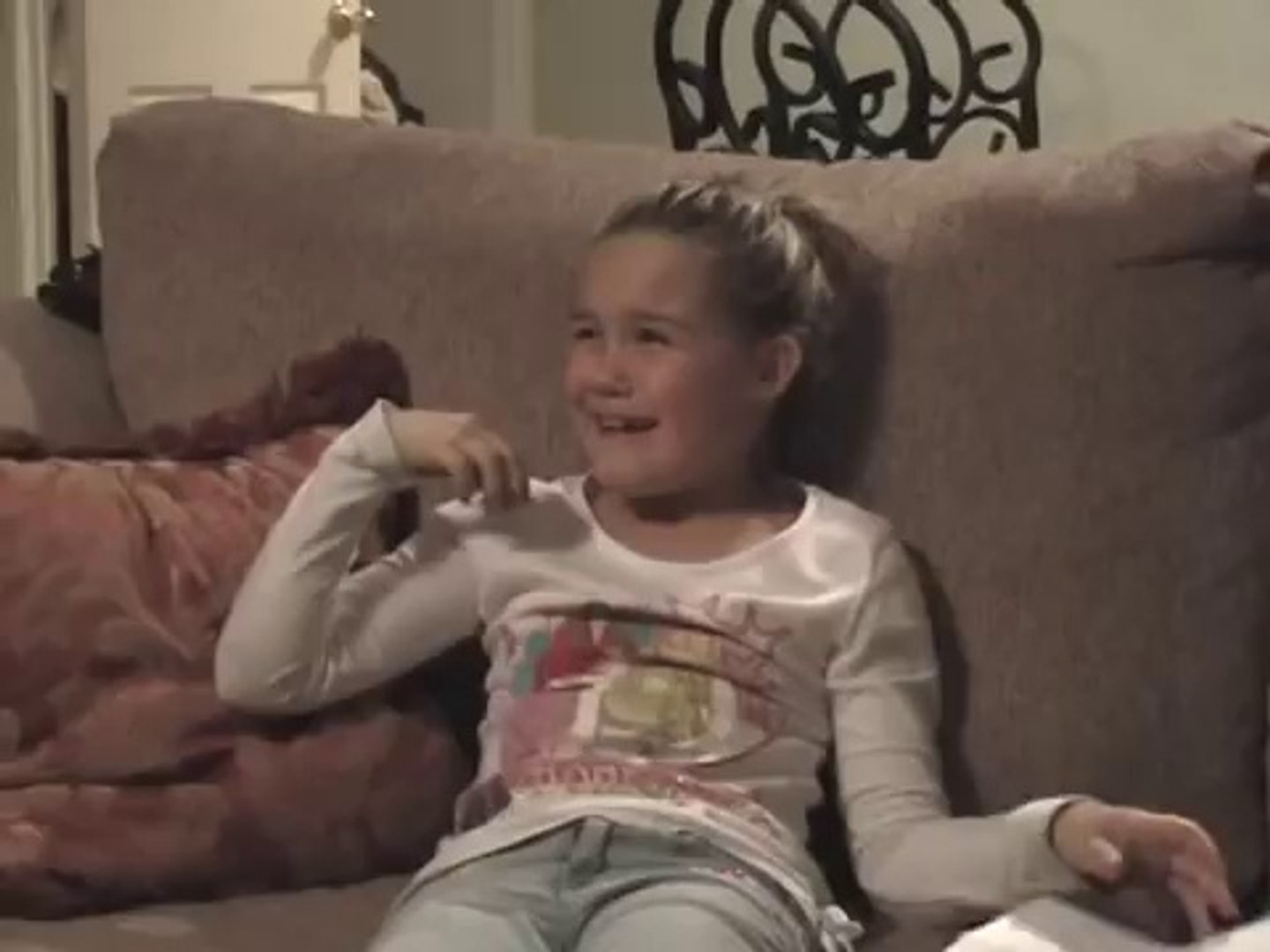 Plus Beau Cadeau Un Bebe Chien Une Petite Fille En Pleure De Joie Video Dailymotion