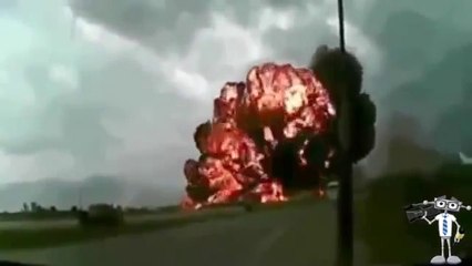 Yol kenarına Düşen Korkunç Uçak Kazası