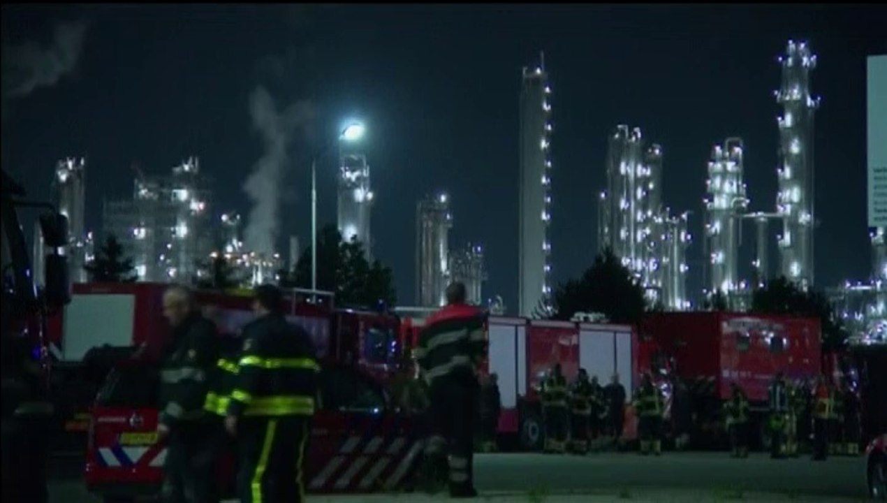 Spectaculaire incendie dans une usine Shell aux Pays-Bas