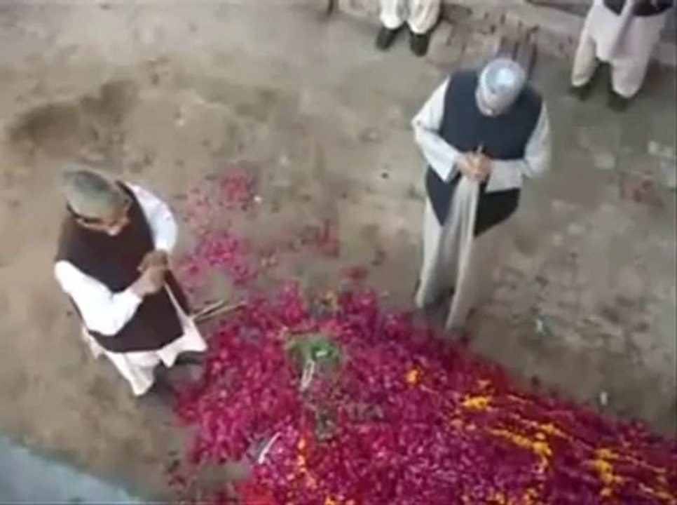 اور زندے اور مردے برابر نہیں ہیں بے شک الله سناتا ہے جسے چاہے اور آپ انہیں سنانے والے نہیں جو قبروں میں ہیں. سورة فَاطِر 22. - Video Dailymotion