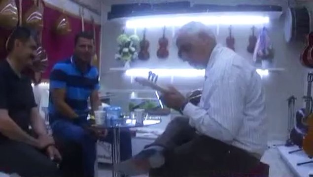 Aşık ERCAN Müzik Merkezini ziyaret anında (Servet Kutan_Egim egim olmuş gülün dalları)