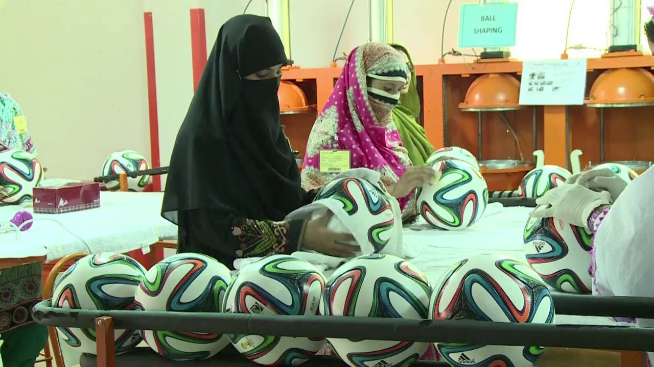 WM-Fußball "Brazuca" wird in Pakistan gefertigt