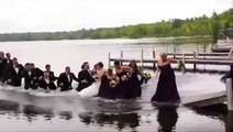 Ils tombent dans un lac lors de la photo de mariage