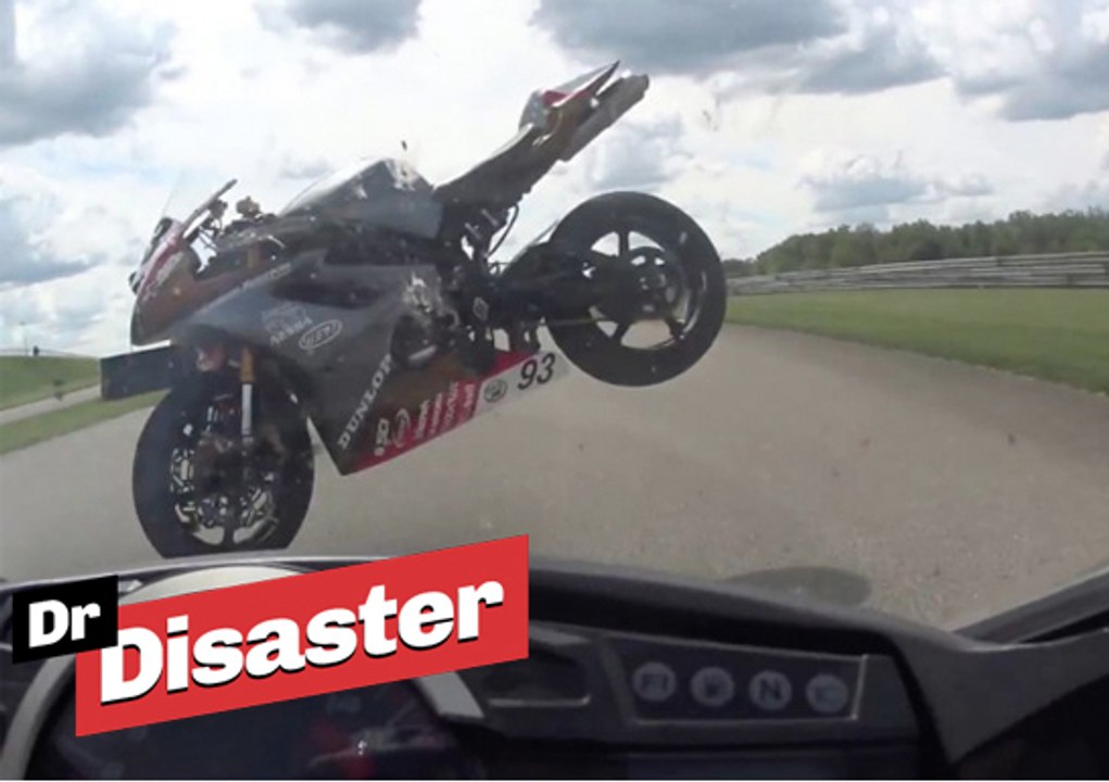 Il se prend une moto en pleine tête / Dr Disaster