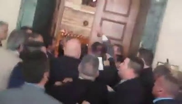 Η είσοδος των βουλευτών της Χρυσής Αυγής στη Βουλή