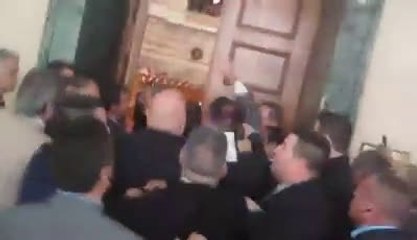 Η είσοδος των βουλευτών της Χρυσής Αυγής στη Βουλή