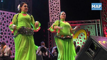 أحوزار يغني الحب والسلام والإخاء أمام محبيه