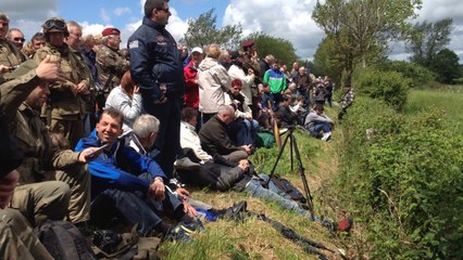 La foule attend le parachutage à Carentan
