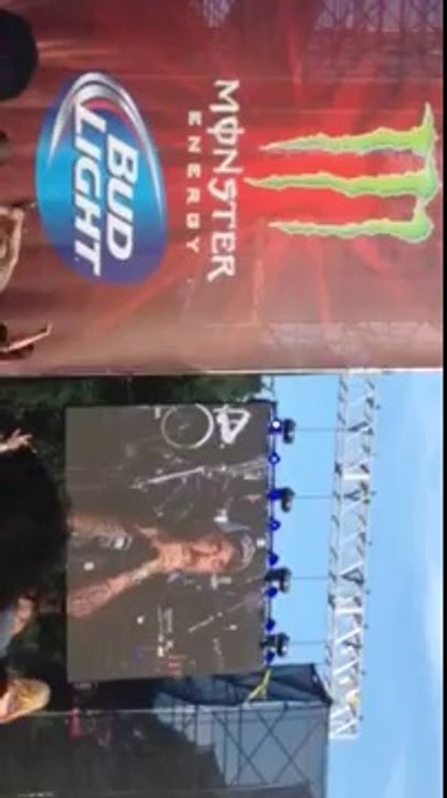 Le chanteur de STAIND, Aaron Lewis, s'en prend à des gars qui touchent des ados qui slamment pendant le Rockfest 2014