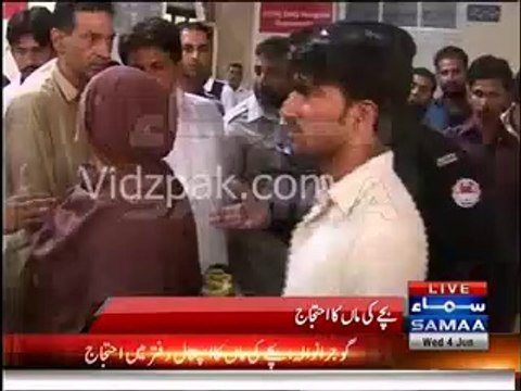 Woman loses her temper while protesting against her 10-yr-old child kidnapping incident in Civil Hospital Gujranwala