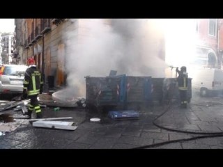 Napoli - Rifiuti in fiamme al Borgo Orefici, distrutta facciata scuola -live- (03.06.14)