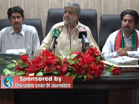 چارسدہ : پاکستان تحریک انصاف کے ضلعی صدر پریس کانفرنس کررہےہیں۔