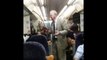 Un vieil homme ivre chante dans un train