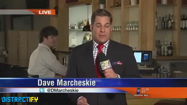 7 présentateurs en mode fou-rire en direct! Immature mais tellement drôle...