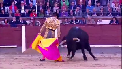 El Juli quite por chicuelinas con el compas abierto en Madrid 14